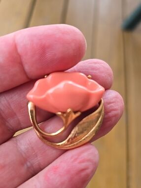 Avon Vintage 1.25" Gold-Tone Coral Flower Clip Earrings - Women Jewelry